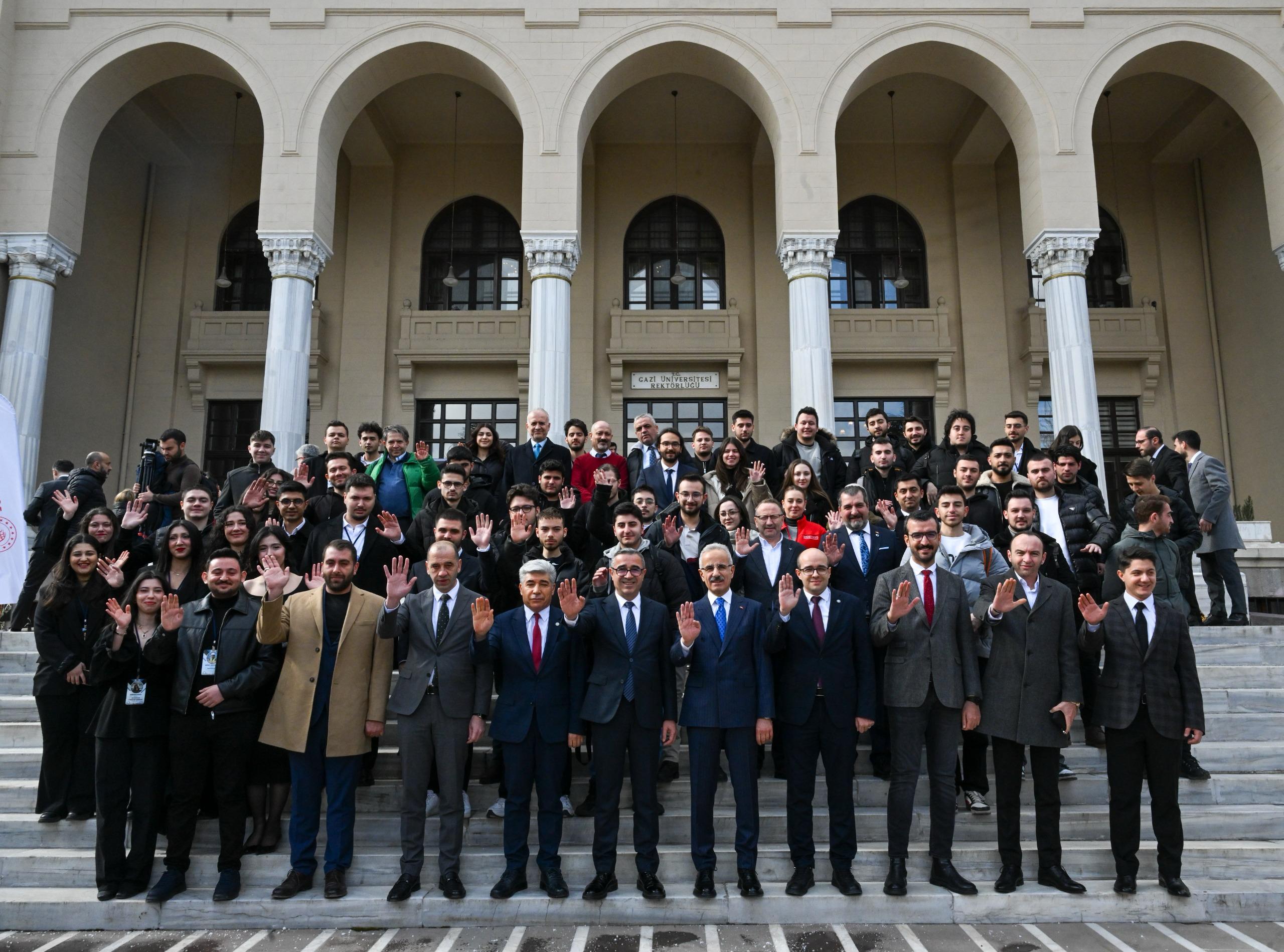 Ulaştırma ve Altyapı Bakanı Uraloğlu, Gazi Üniversitesi'nde Gençlerle Buluştu
